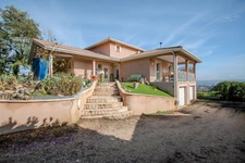 CHAVANAY – MAISON FAMILIALE 233 M² – 5 CHAMBRES – ESPACE INDÉPENDANT – PISCINE – SANS VIS-À-VIS