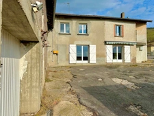Dpt Rhône (69), à vendre AVEIZE,  Ferme, 4 chambres et nombreuses dépendances   