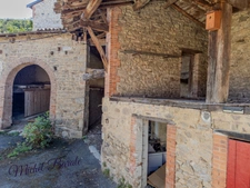 Ancienne ferme : 205m2 habitables, 5 chambres sur terrain de 16.000m2 à MONTROMANT (69)