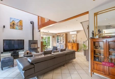 LA TOUR-DE-SALVAGNY – MAISON DE 178 M², 5 CHAMBRES ET PISCINE CHAUFFÉE