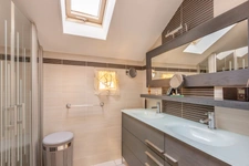 LA TOUR-DE-SALVAGNY – MAISON DE 178 M², 5 CHAMBRES ET PISCINE CHAUFFÉE