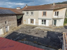 Dpt Rhône (69), à vendre AVEIZE,  Ferme, 4 chambres et nombreuses dépendances   