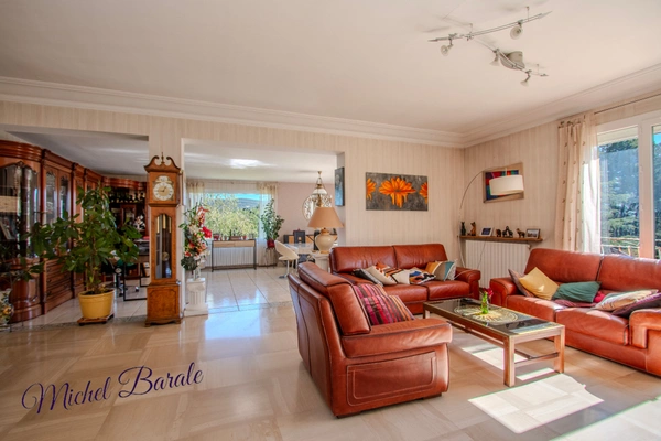 DARDILLY – PROPRIÉTÉ FAMILIALE DE 222 M² – 6 CHAMBRES – T2 INDÉPENDANT – TERRAIN DE 1 647 M² – VUE PANORAMIQUE