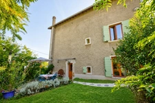 CHAPONOST – OUEST LYONNAIS Ancien corps de ferme – 210 m² habitables – 6/7 chambres – Dépendance – Terrain clos et arboré de 3 286 m²