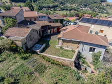 Ancienne ferme : 205m2 habitables, 5 chambres sur terrain de 16.000m2 à MONTROMANT (69)