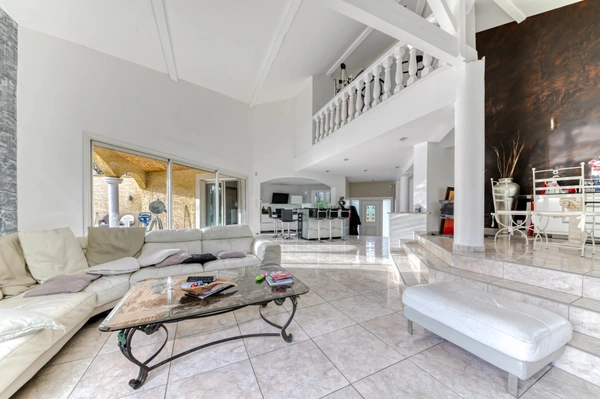 Maison 7 pièces de 200 m² située à Dardilly, piscine et terrain de plus de 3 000 m²