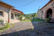 Ancienne ferme : 205m2 habitables, 5 chambres sur terrain de 16.000m2 à MONTROMANT (69)