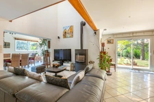 LA TOUR-DE-SALVAGNY – MAISON DE 178 M², 5 CHAMBRES ET PISCINE CHAUFFÉE