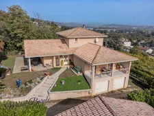 CHAVANAY – MAISON FAMILIALE 233 M² – 5 CHAMBRES – ESPACE INDÉPENDANT – PISCINE – SANS VIS-À-VIS