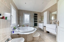 7-room house of 200 m² located in Dardilly, with swimming pool and grounds of over 3,000 m²