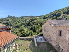 Ancienne ferme : 205m2 habitables, 5 chambres sur terrain de 16.000m2 à MONTROMANT (69)