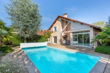 LA TOUR-DE-SALVAGNY – MAISON DE 178 M², 5 CHAMBRES ET PISCINE CHAUFFÉE