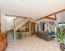 LA TOUR-DE-SALVAGNY – MAISON DE 178 M², 5 CHAMBRES ET PISCINE CHAUFFÉE