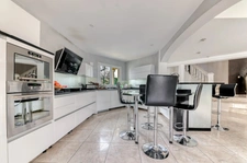 7-room house of 200 m² located in Dardilly, with swimming pool and grounds of over 3,000 m²