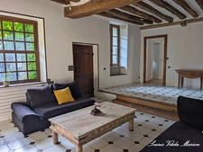 Grande maison de caractère avec jardin intimiste et grange.