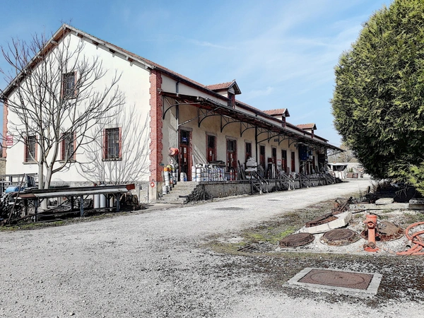 4 200 m² de bâtiments sur plus de 11 600 m2 de terrain. PROVINS(77)