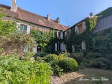 Grande maison de caractère avec jardin intimiste et grange.
