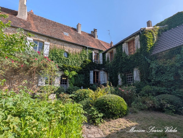 Grande maison de caractère avec jardin intimiste et grange.