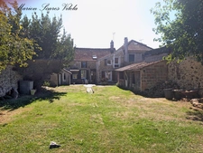 OZOUER-LE-VOULGIS – DU CHARME, DE BEAUX VOLUMES, 4 CHAMBRES ET UN JARDIN