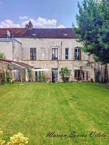 CHAUMES-EN-BRIE, Gros potentiel pour cette maison de ville à rénover sur plus de 160 m² habitables.