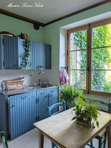 Grande maison de caractère avec jardin intimiste et grange.
