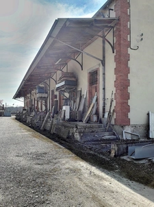 4 200 m² de bâtiments sur plus de 11 600 m2 de terrain. PROVINS(77)