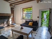 Grande maison de caractère avec jardin intimiste et grange.