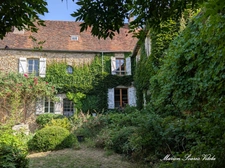 Grande maison de caractère avec jardin intimiste et grange.