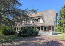 Chaumière Authentique nichée dans la verdure sur plus de 7000 m² de terrain.