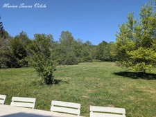 Chaumière Authentique nichée dans la verdure sur plus de 7000 m² de terrain.