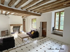 Grande maison de caractère avec jardin intimiste et grange.