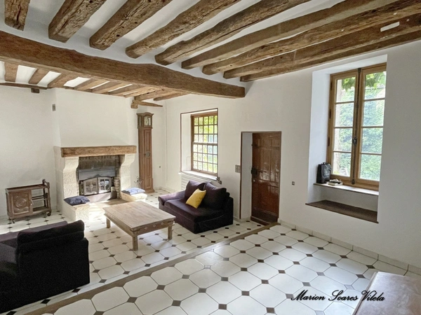 Grande maison de caractère avec jardin intimiste et grange.