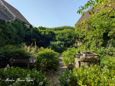 Grande maison de caractère avec jardin intimiste et grange.