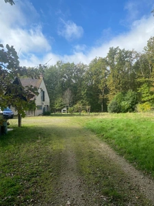 Elegant hunting estate for sale in a verdant setting of 5 hectares, 160 km from Paris