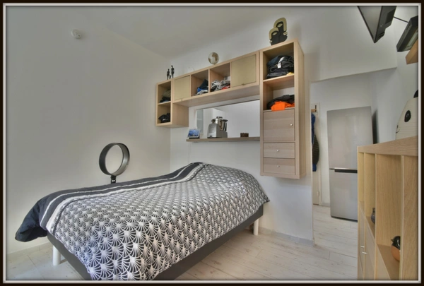  Appartement rénové avec jardin privatif – Vendu entièrement meublé 1 pièces NIMES (30)