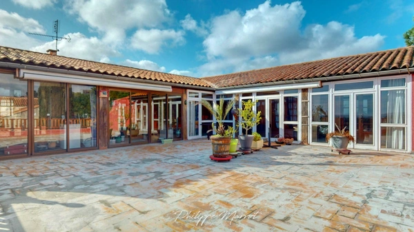 Maison à vendre  avec deux  appartements indépendants et un atelier professionnel modulable