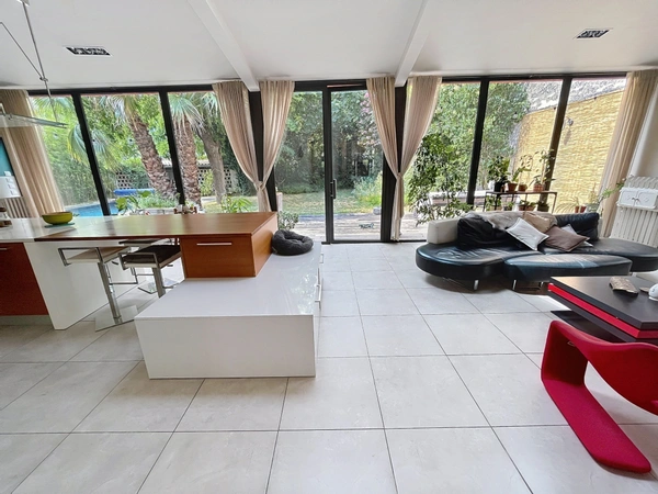 Maison bourgeoise 350 m² à vendre, jardin avec piscine, grand garage, proche de MONTPELLIER (34)
