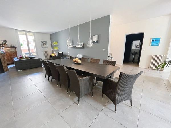 Maison bourgeoise 350 m² à vendre, jardin avec piscine, grand garage, proche de MONTPELLIER (34)