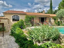 VILLA PROVENCALE DE PLAIN-PIED A AUBIGNAN (84) AVEC PISCINE