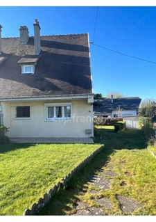 186000 E Maison mitoyenne d'environ 100 m2 sur 700 m2 de terrain avec bâtiment.