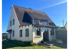 186000 E Maison mitoyenne d'environ 100 m2 sur 700 m2 de terrain avec bâtiment.