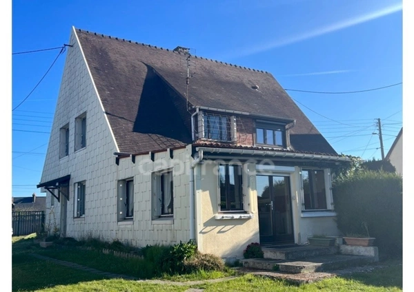 186000 E Maison mitoyenne d'environ 100 m2 sur 700 m2 de terrain avec bâtiment.