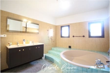Immeuble avec local commercial et grand appartement sur LEZIGNAN LA CEBE