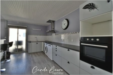 Immeuble avec local commercial et grand appartement sur LEZIGNAN LA CEBE