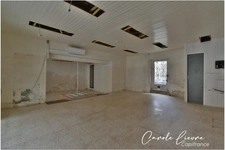 Immeuble avec local commercial et grand appartement sur LEZIGNAN LA CEBE