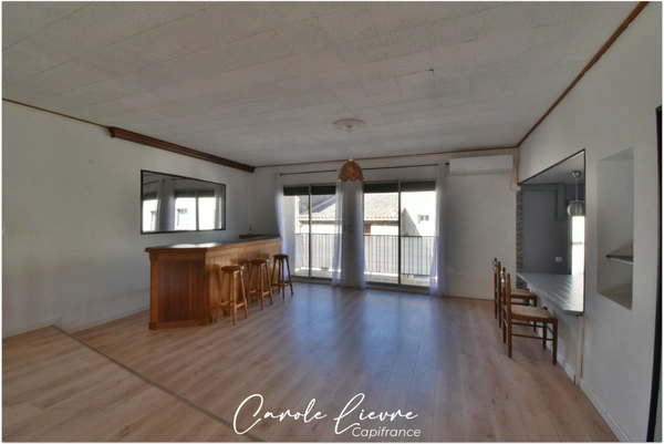 Immeuble avec local commercial et grand appartement sur LEZIGNAN LA CEBE