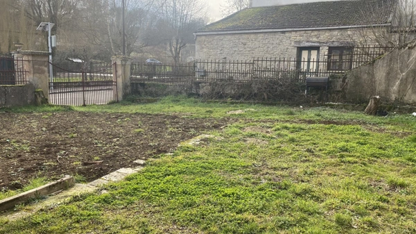 Maison de caractère à la campagne – Rénovation avancée à terminer -à vendre DISSANGIS (89)-Jardin- Grange