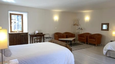 For sale: a bed and breakfast, bar, and restaurant complex in L'ISLE SUR SEREIN (89)