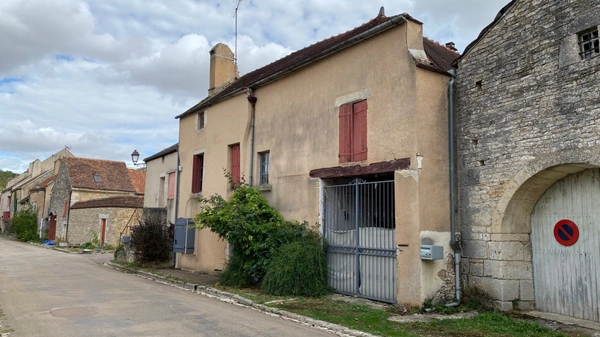 Charmante maison au cœur d’un village touristique NOYERS (89) 2 chambres- Dépendances- Jardin