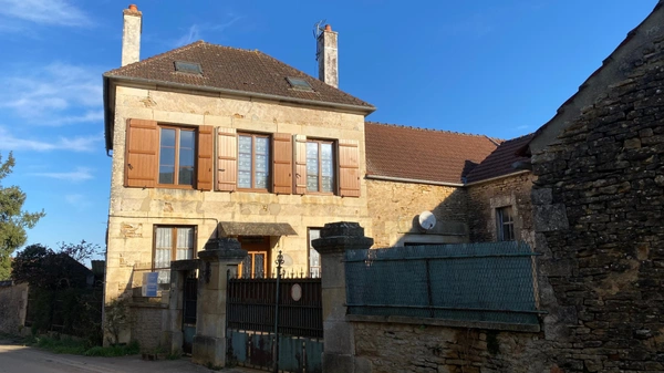 Charmante maison de village à vendre 70m² COUTARNOUX (89) avec dépendances et cour intérieure.